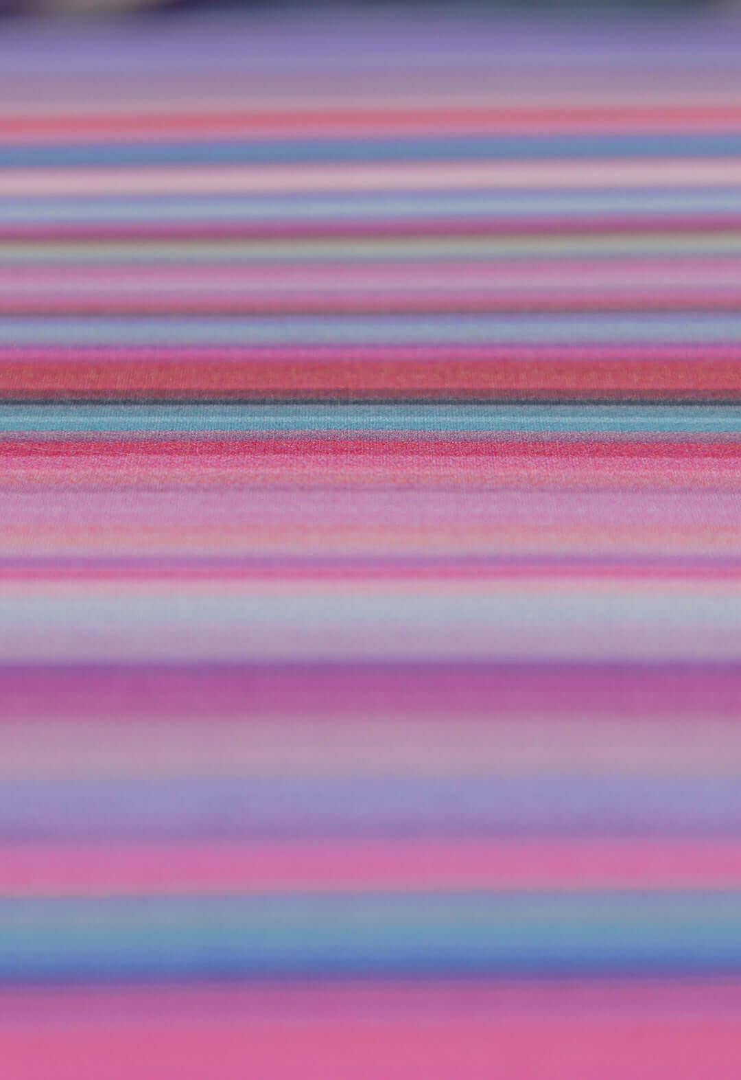 El Juego de Edredon Serena, con un diseño espectacular con rayas de diferentes colores, es un completo juego colorido que incluye cojín.